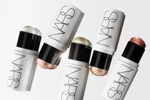 DOĞAL IŞILTININ YENİ YOLU: NARS LIGHT REFLECTING LUMINIZING STICK